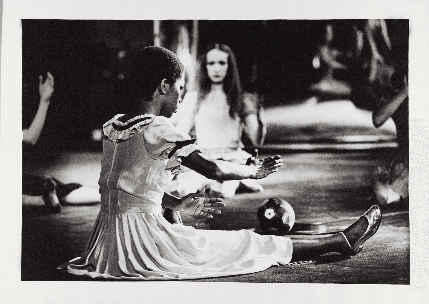 Elisabeth Clarke et Vivienne Newport dans « Les Sept Péchés capitaux » de Pina Bausch à l'Opernhaus Wuppertal, saison 1975/76
