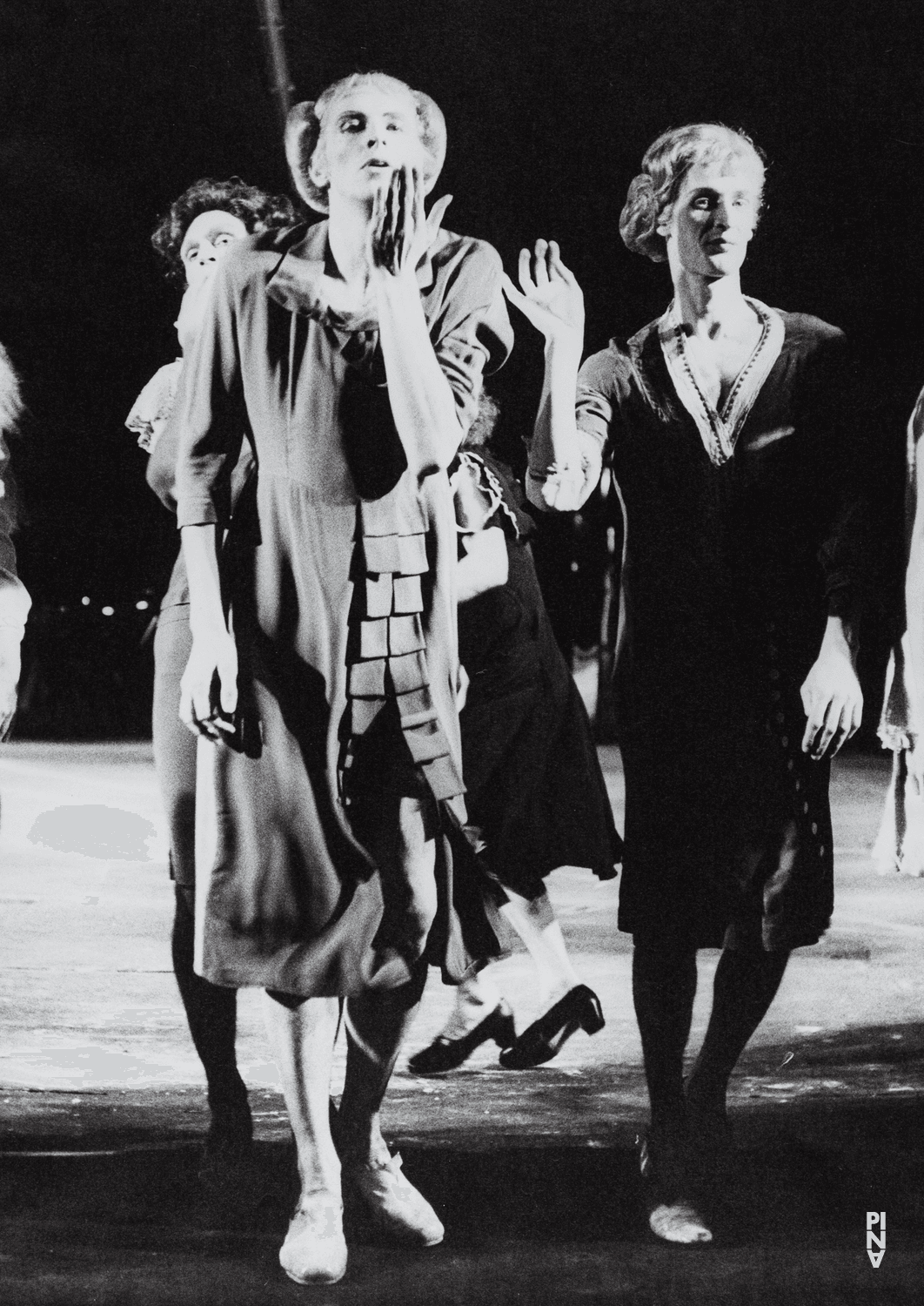 Lutz Förster, Jakob Haahr Andersen et Francis Viet dans « Les Sept Péchés capitaux » de Pina Bausch