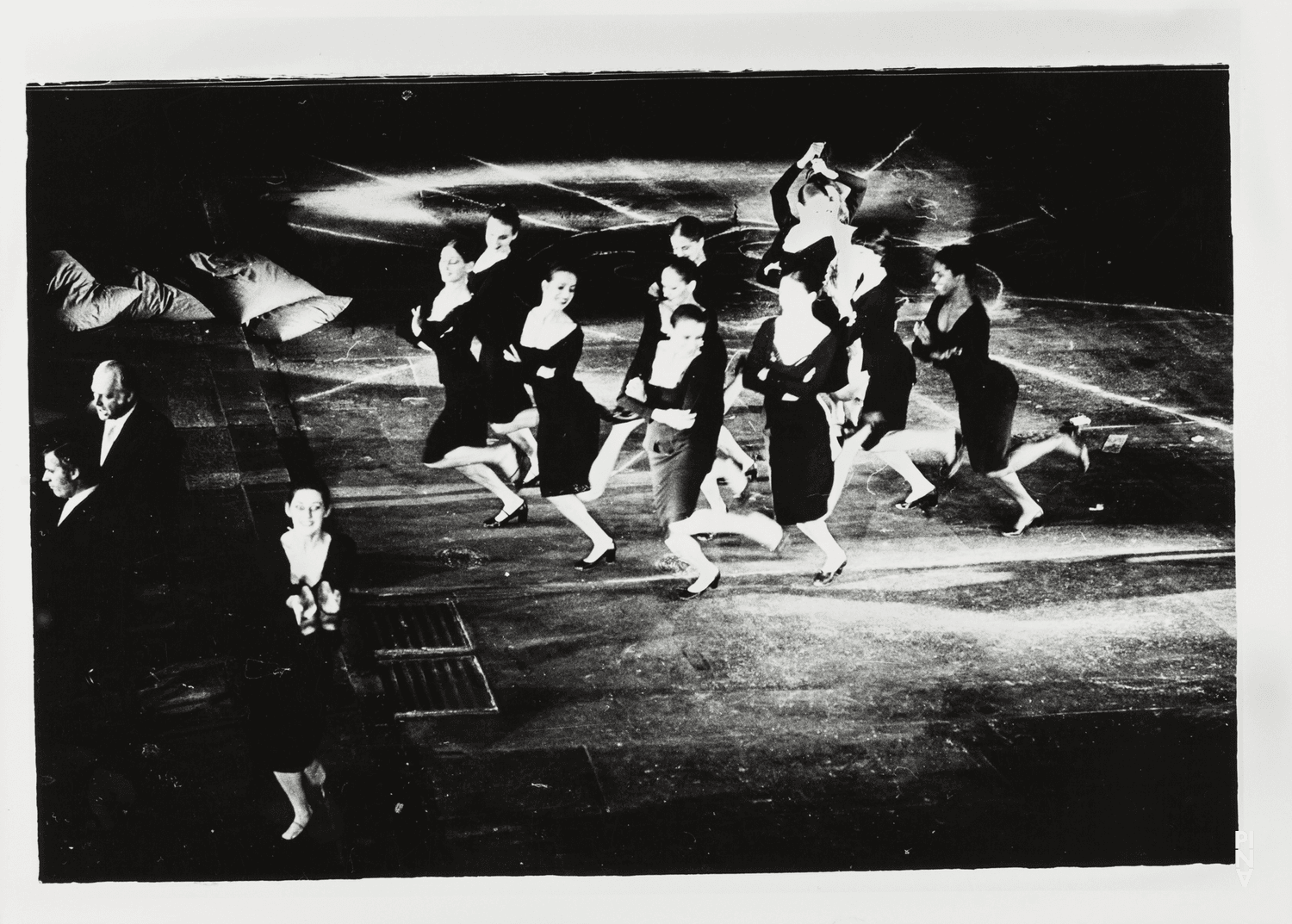Colleen Finneran-Meessmann, Elisabeth Clarke und Monika Sagon in „Die sieben Todsünden“ von Pina Bausch