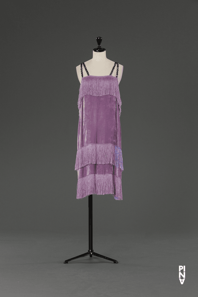 Kurzes Kleid und Flapper, getragen von Colleen Finneran-Meessmann in „Die sieben Todsünden“ von Pina Bausch