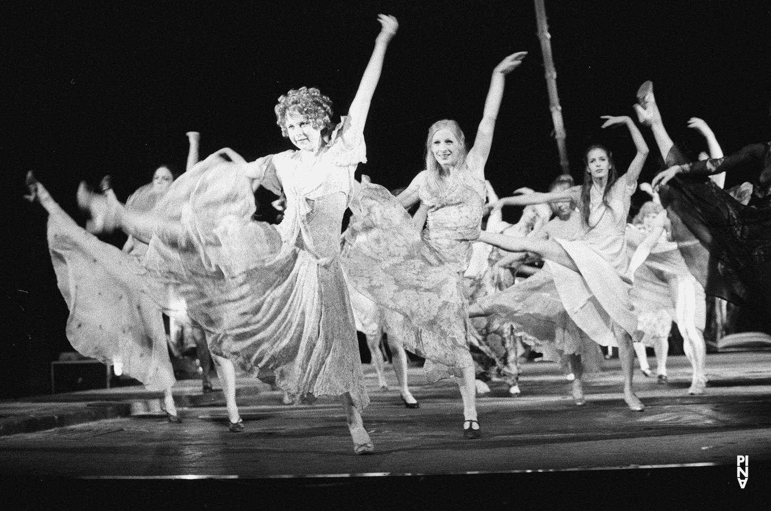 Josephine Ann Endicott, Stephanie Macoun et Barbara Passow-Diekamp dans « Les Sept Péchés capitaux » de Pina Bausch