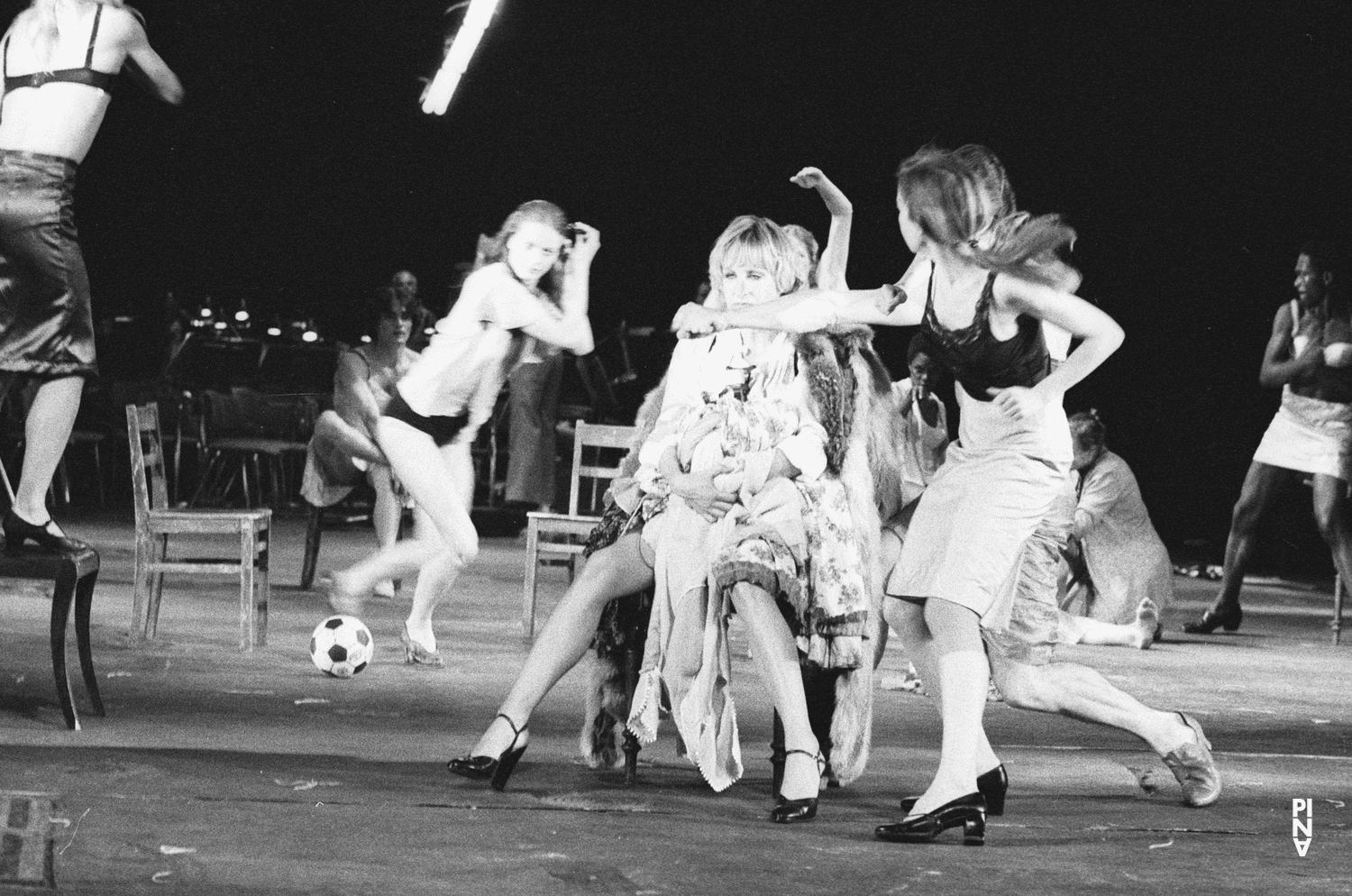 Karin Rasenack, Yolanda Meier und Esco Edmondson in „Die sieben Todsünden“ von Pina Bausch