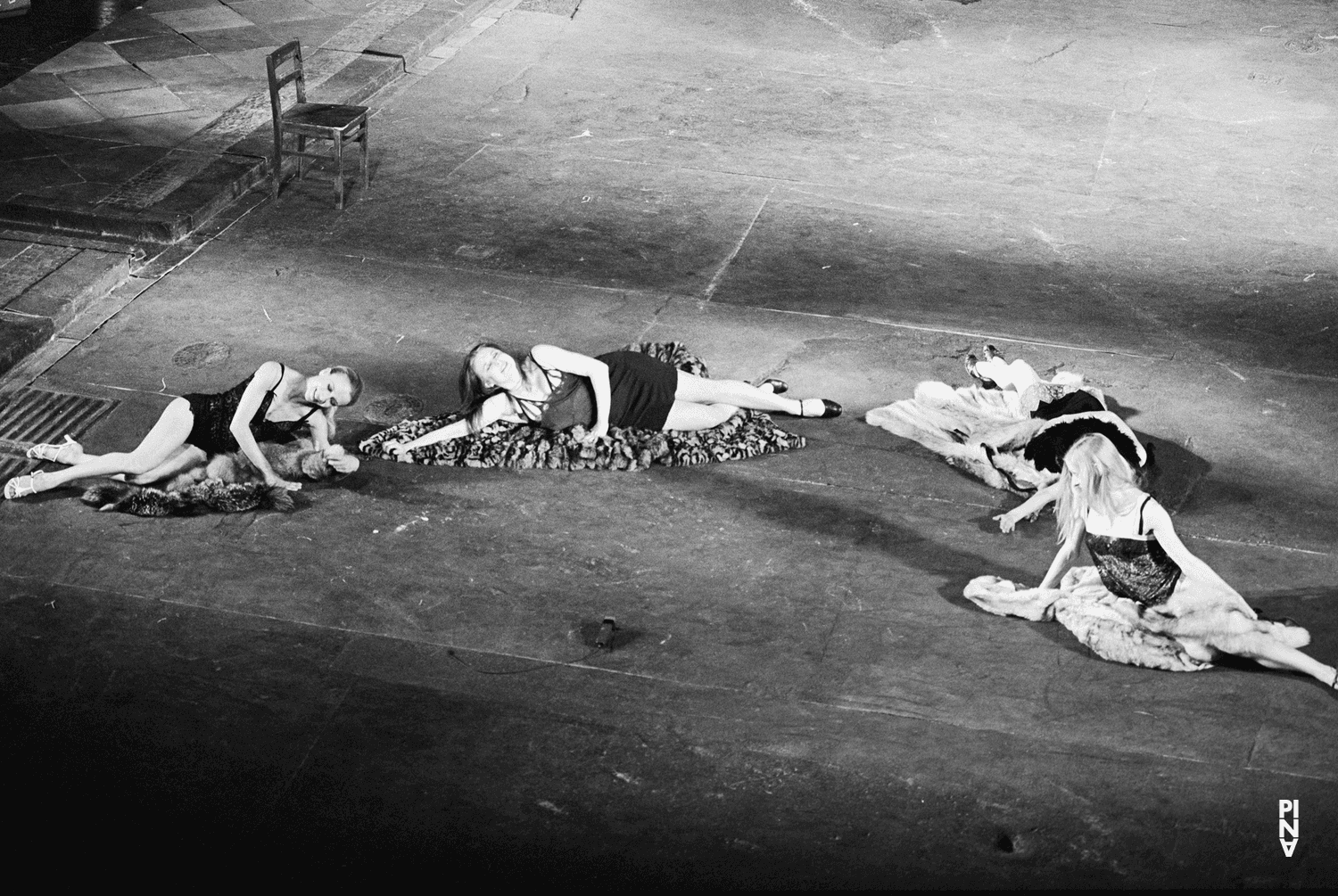 Josephine Ann Endicott, Monika Sagon et Stephanie Macoun dans « Les Sept Péchés capitaux » de Pina Bausch