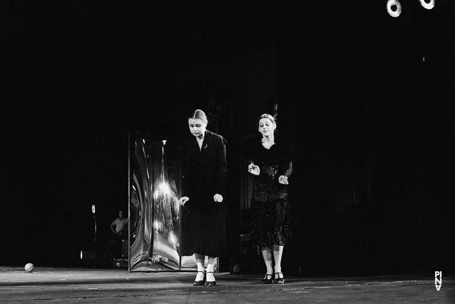 Josephine Ann Endicott et Colleen Finneran-Meessmann dans « Les Sept Péchés capitaux » de Pina Bausch