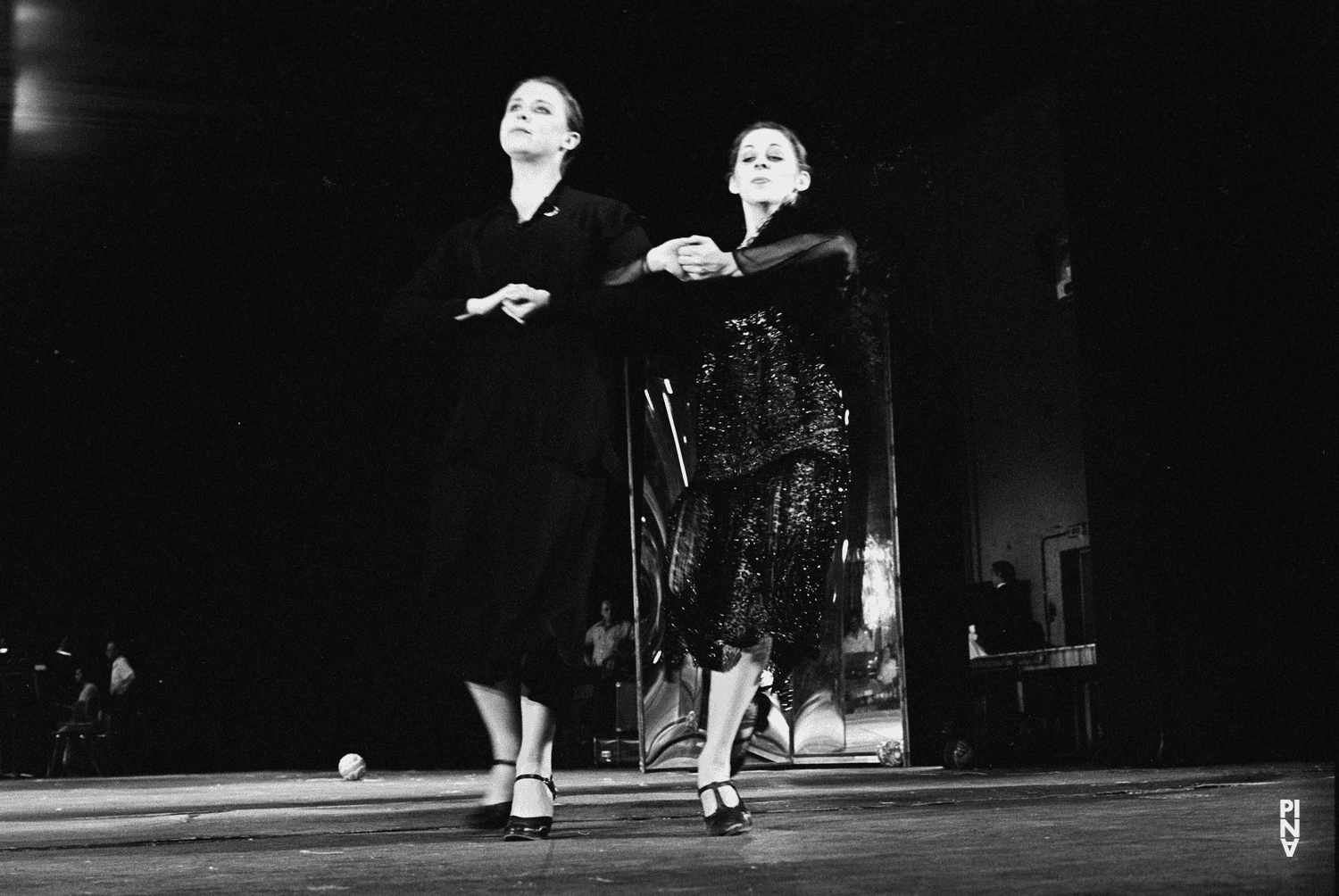 Josephine Ann Endicott et Colleen Finneran-Meessmann dans « Les Sept Péchés capitaux » de Pina Bausch