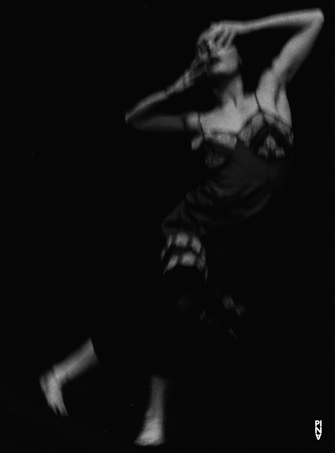 Cristiana Morganti dans « Ein Trauerspiel (Jeu de deuil) » de Pina Bausch