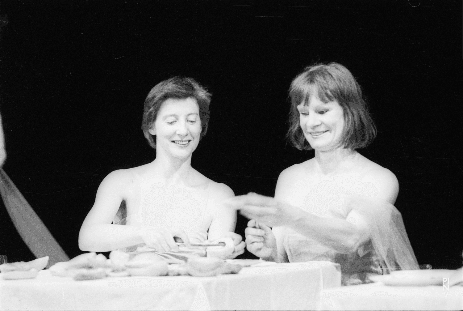 Finola Cronin et Silvia Kesselheim dans « Viktor » de Pina Bausch