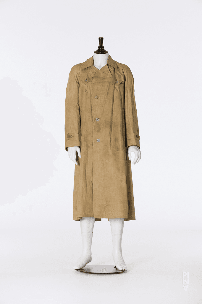Manteau et trench-coat, porté dans Jakob Haahr Andersen en « Viktor » de Pina Bausch