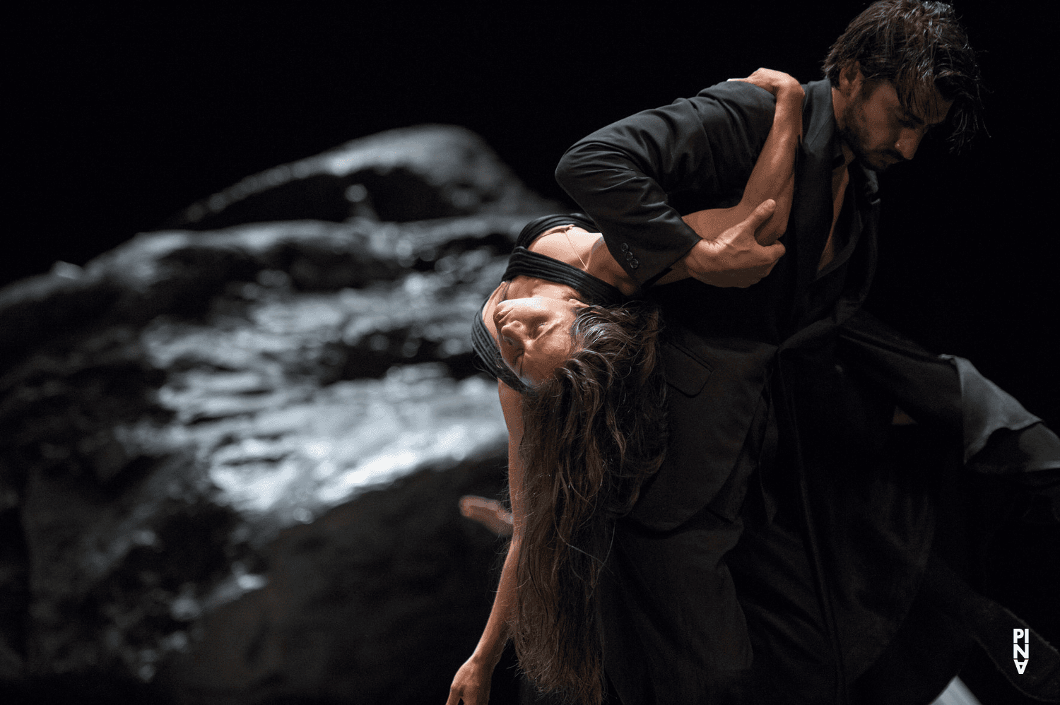 Damiano Ottavio Bigi und Silvia Farias Heredia in „Vollmond“ von Pina Bausch mit Tanztheater Wuppertal im Opernhaus Wuppertal (Deutschland), 12. Juni 2015
