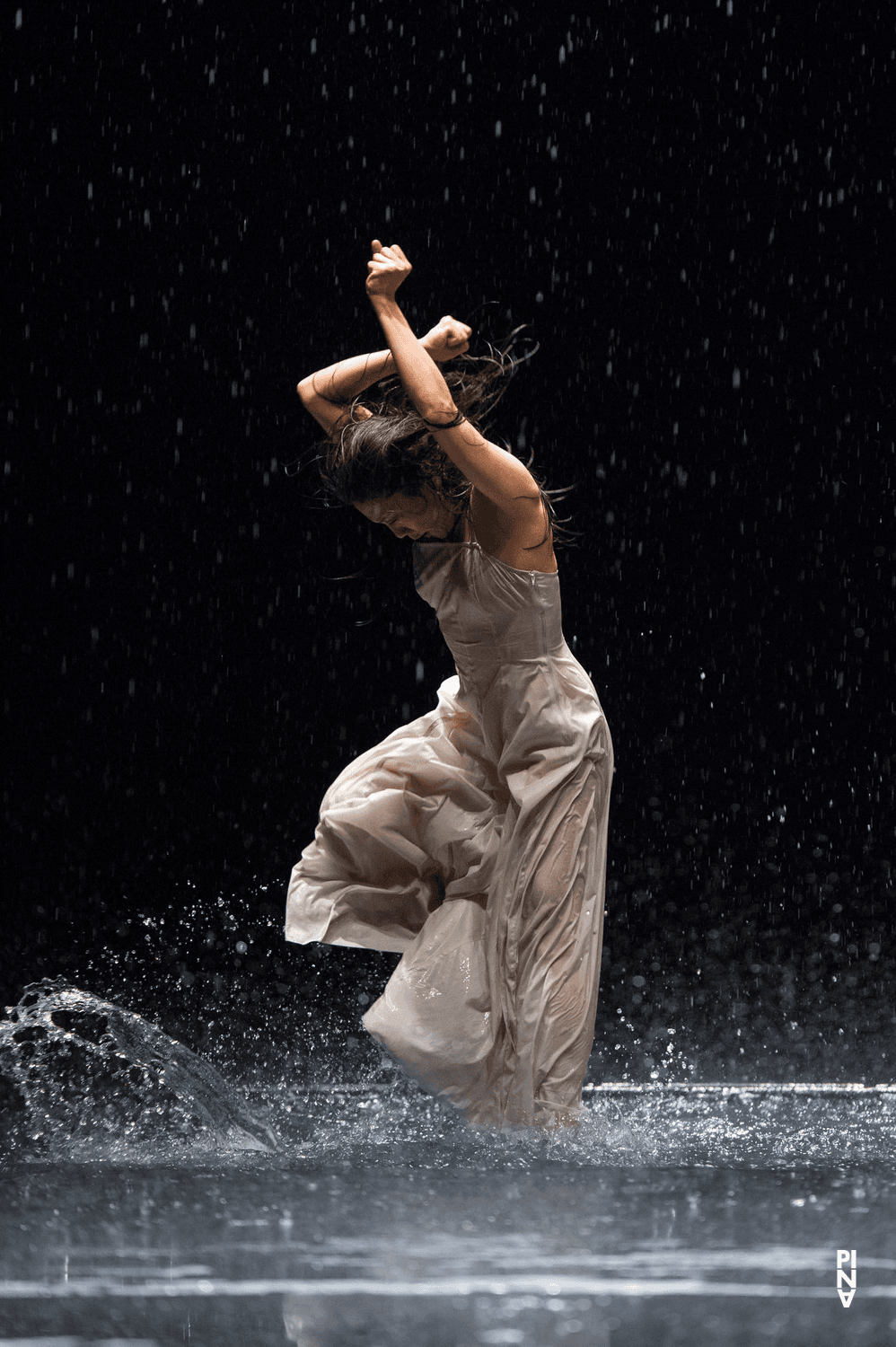 Azusa Seyama in „Vollmond“ von Pina Bausch mit Tanztheater Wuppertal im Opernhaus Wuppertal (Deutschland), 12. Juni 2015
