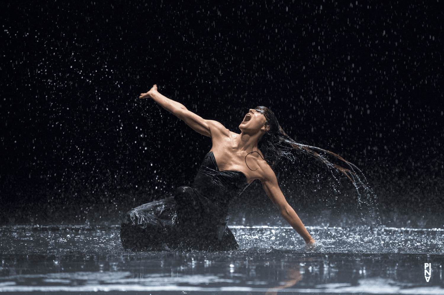 Julie Anne Stanzak in „Vollmond“ von Pina Bausch mit Tanztheater Wuppertal im Opernhaus Wuppertal (Deutschland), 12. Juni 2015