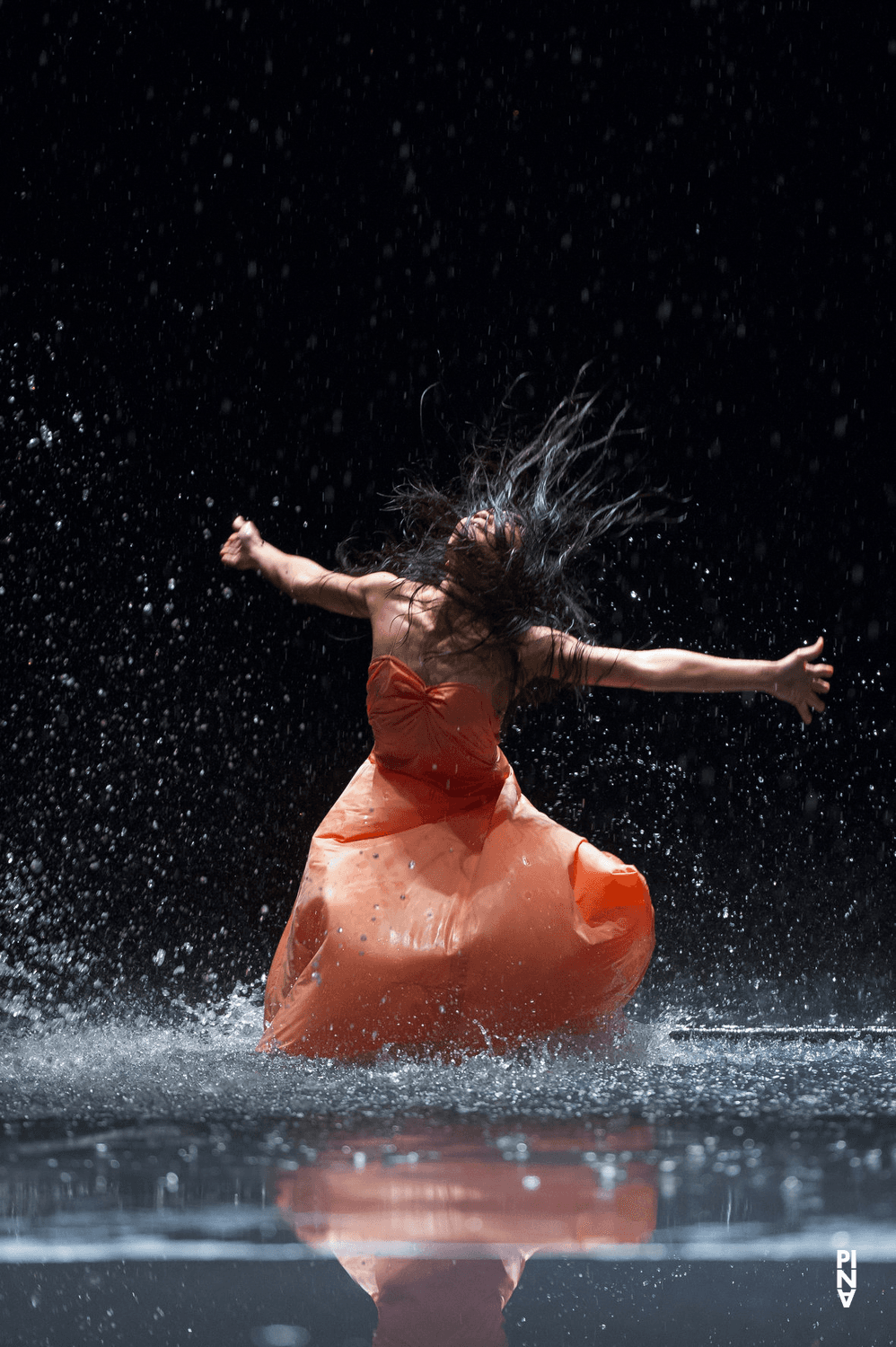 Ditta Miranda Jasjfi in „Vollmond“ von Pina Bausch mit Tanztheater Wuppertal im Opernhaus Wuppertal (Deutschland), 12. Juni 2015