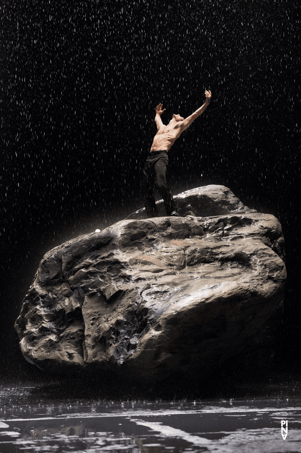 Rainer Behr in „Vollmond“ von Pina Bausch mit Tanztheater Wuppertal im Opernhaus Wuppertal (Deutschland), 12. Juni 2015