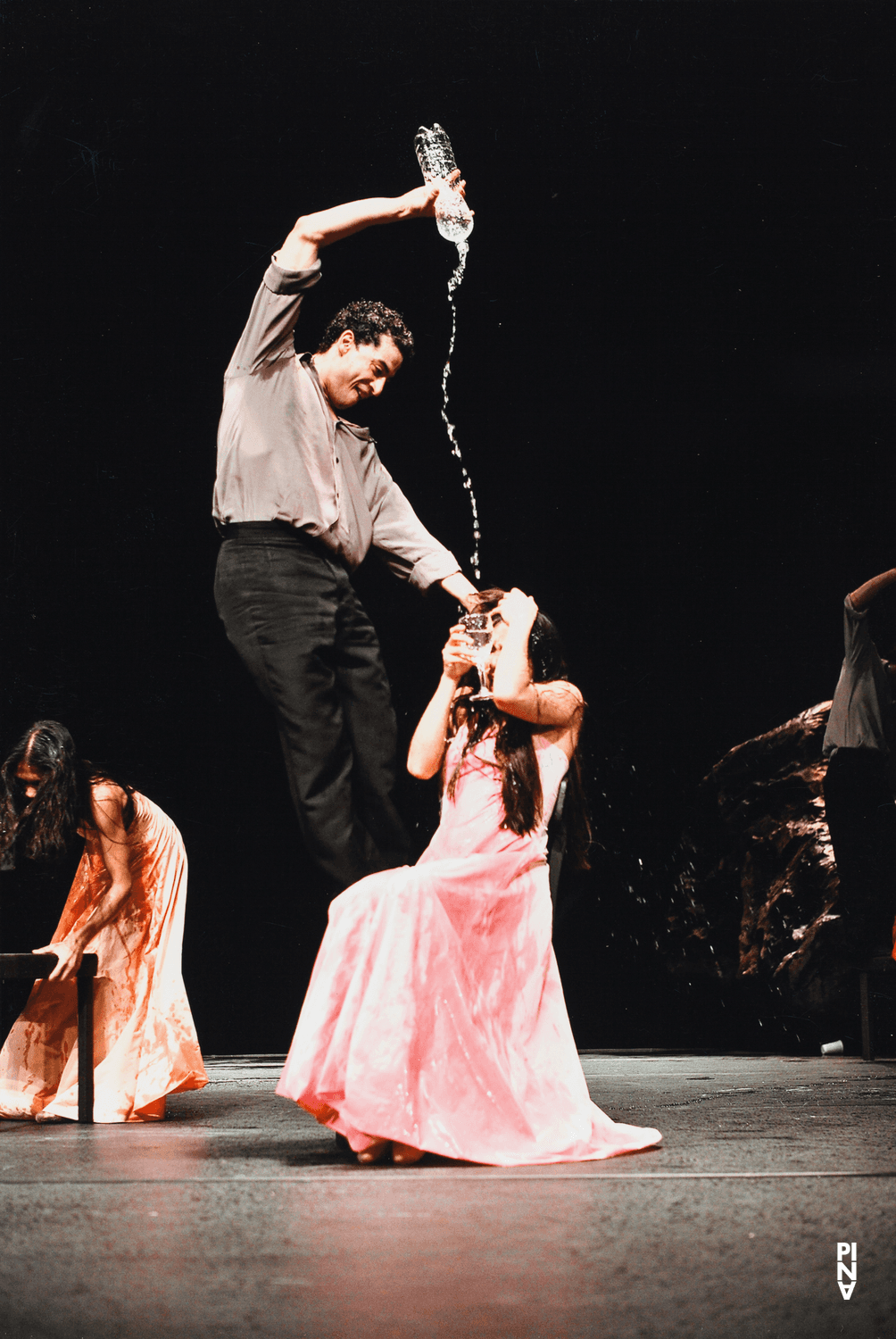 Fernando Suels Mendoza, Ditta Miranda Jasjfi und Silvia Farias Heredia in „Vollmond“ von Pina Bausch