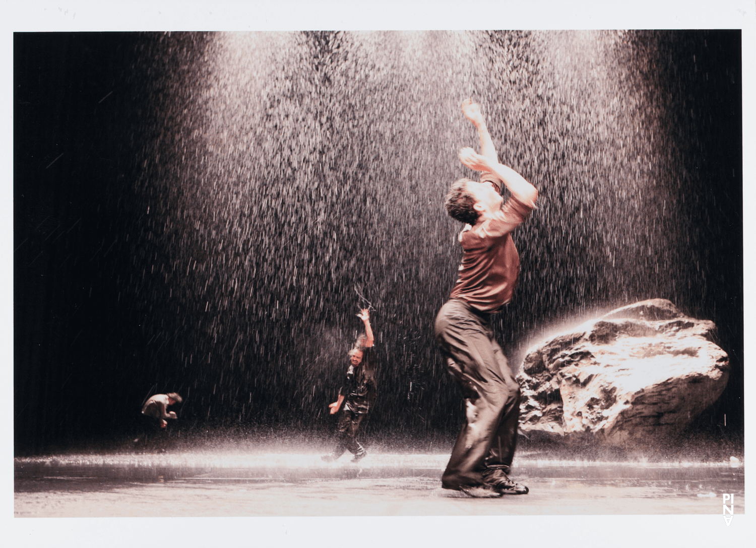 Fernando Suels Mendoza, Jorge Puerta Armenta und Rainer Behr in „Vollmond“ von Pina Bausch