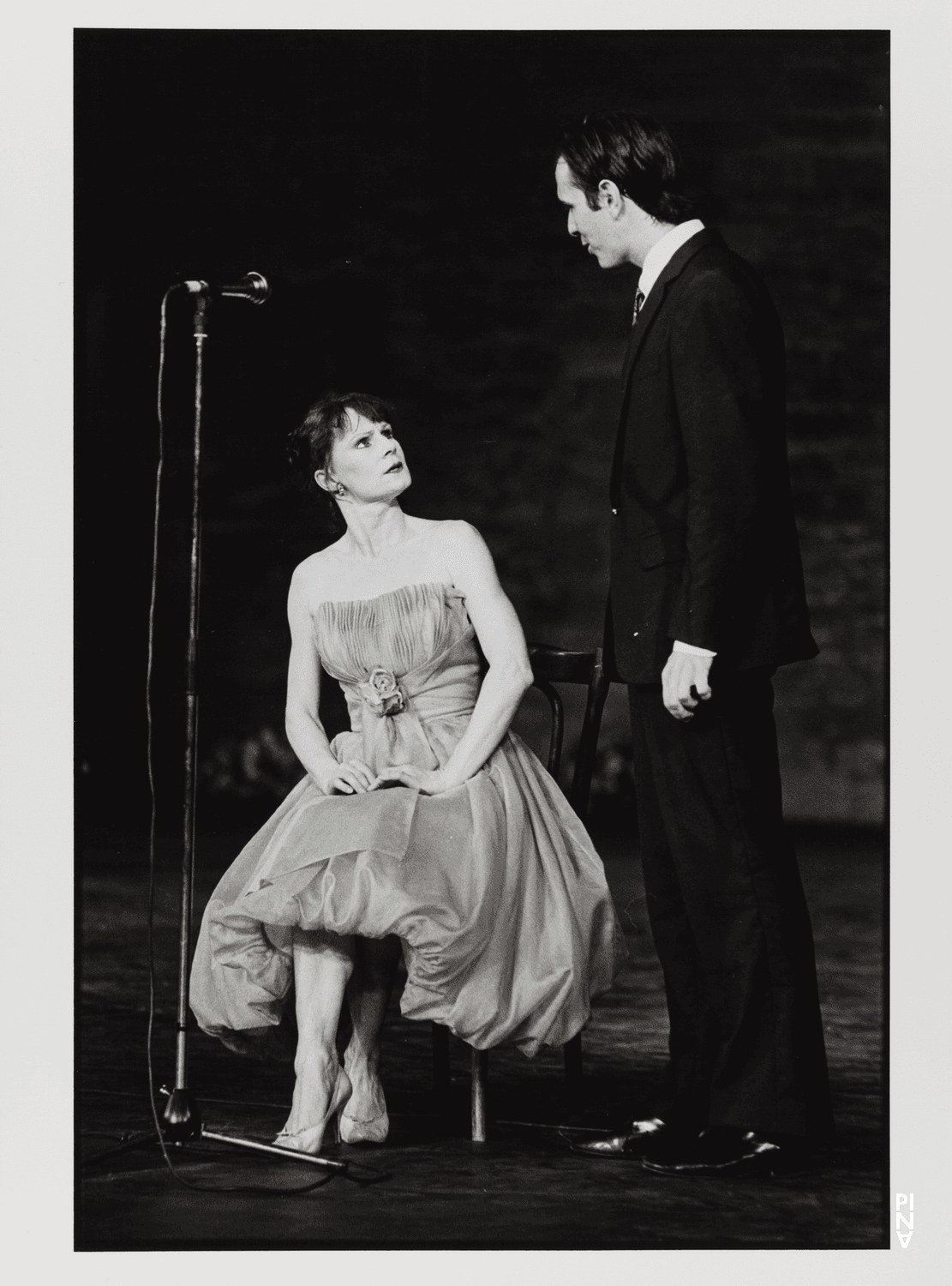 Urs Kaufmann et Silvia Kesselheim dans « Walzer » de Pina Bausch dans la Cour d'honneur du Palais des Papes, saison 1982/83