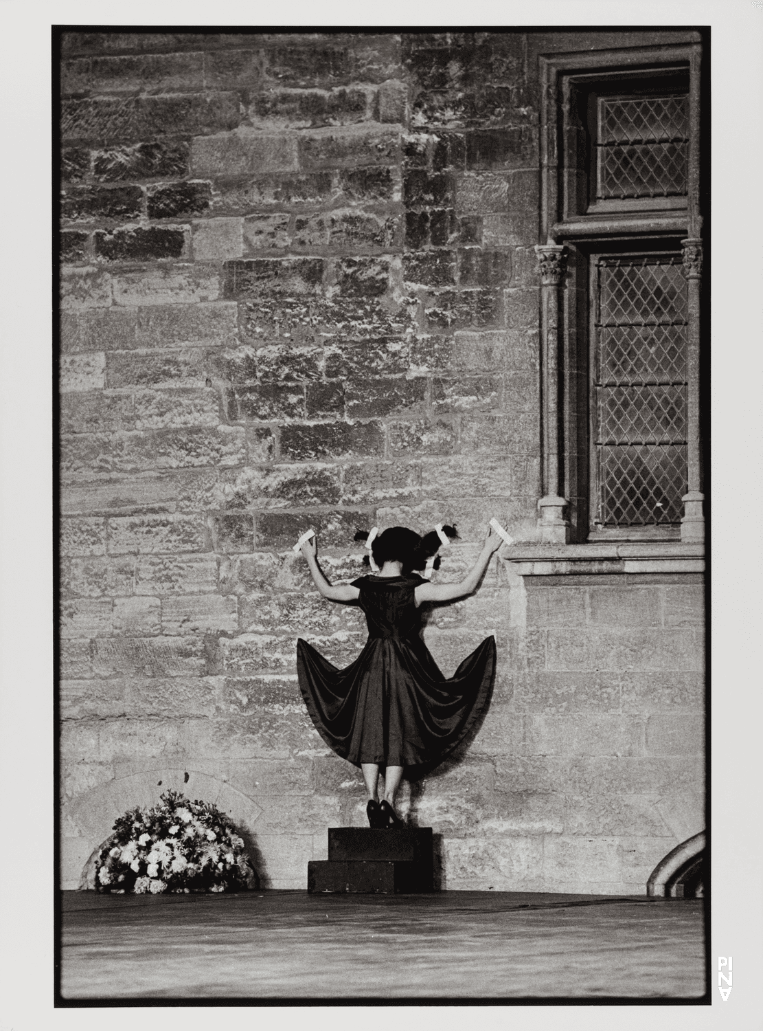 Beatrice Libonati in „Walzer“ von Pina Bausch im Cour d'honneur du Palais des Papes, Spielzeit 1982/83