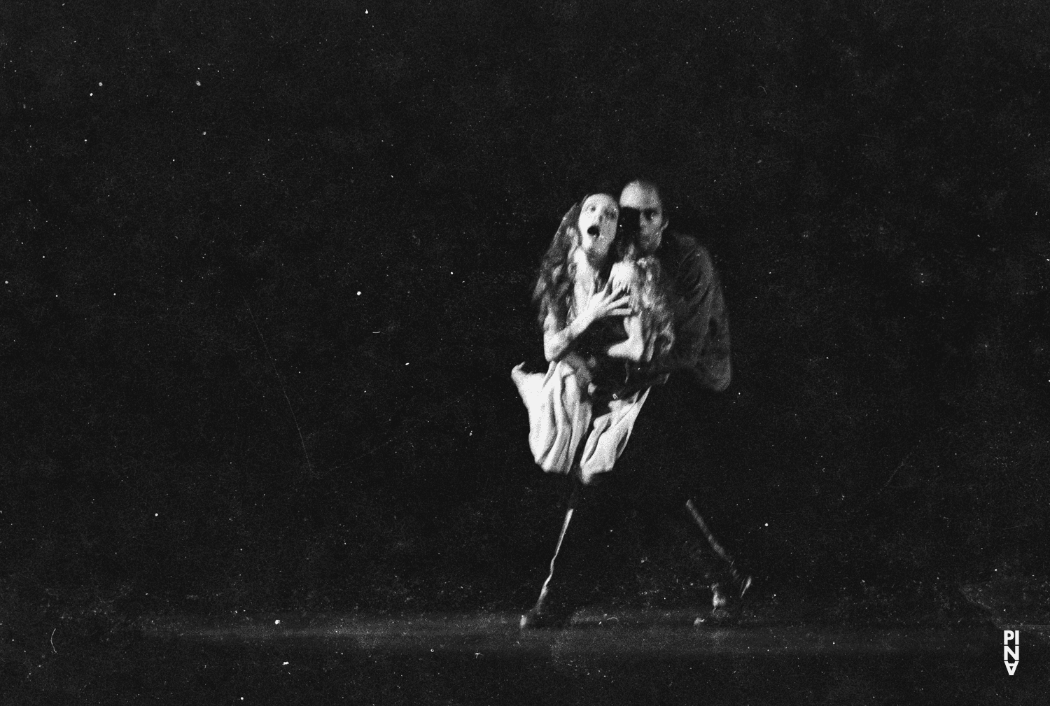 Carlos Orta und Vivienne Newport in „Wiegenlied“ von Pina Bausch