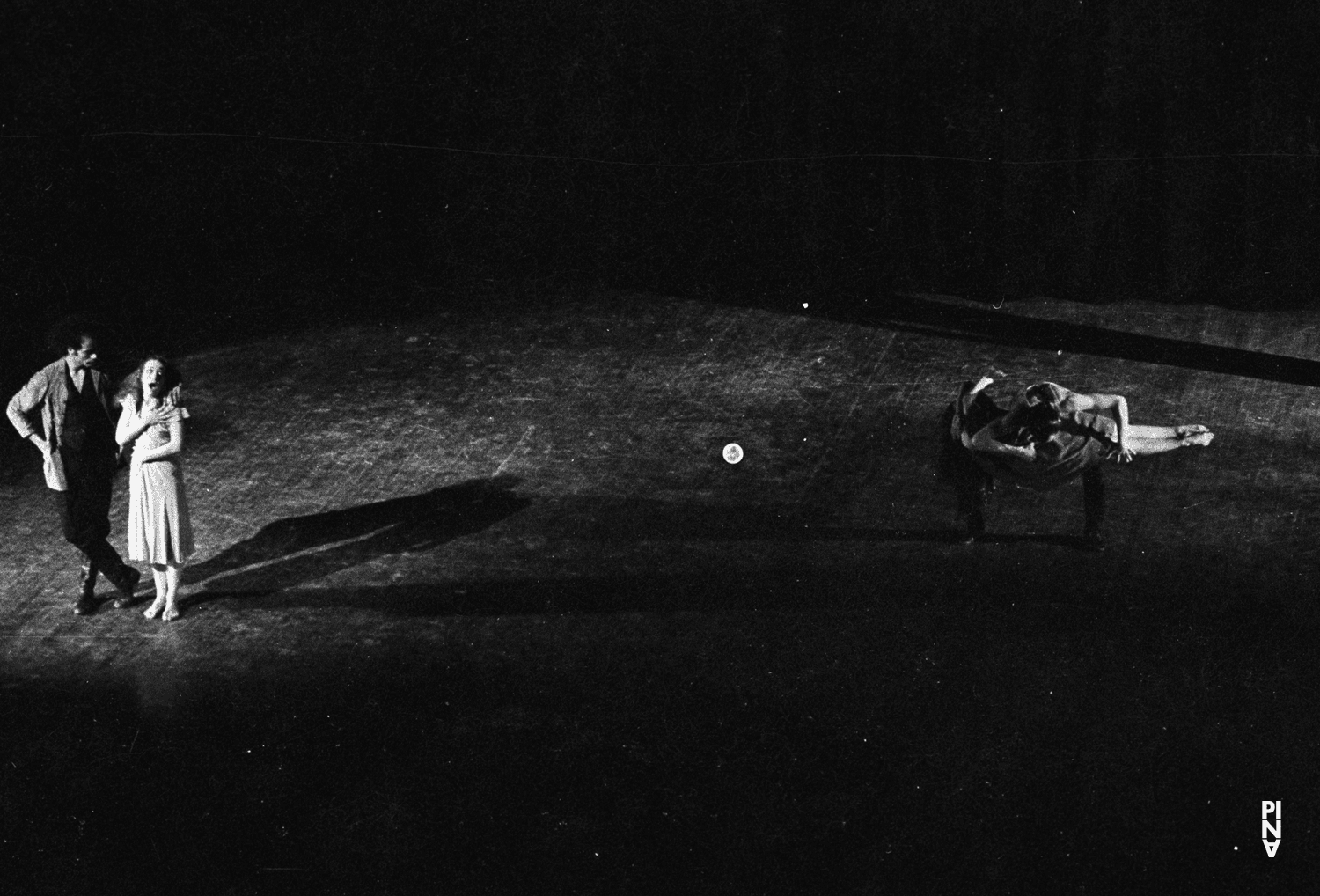 Vivienne Newport und Carlos Orta in „Wiegenlied“ von Pina Bausch