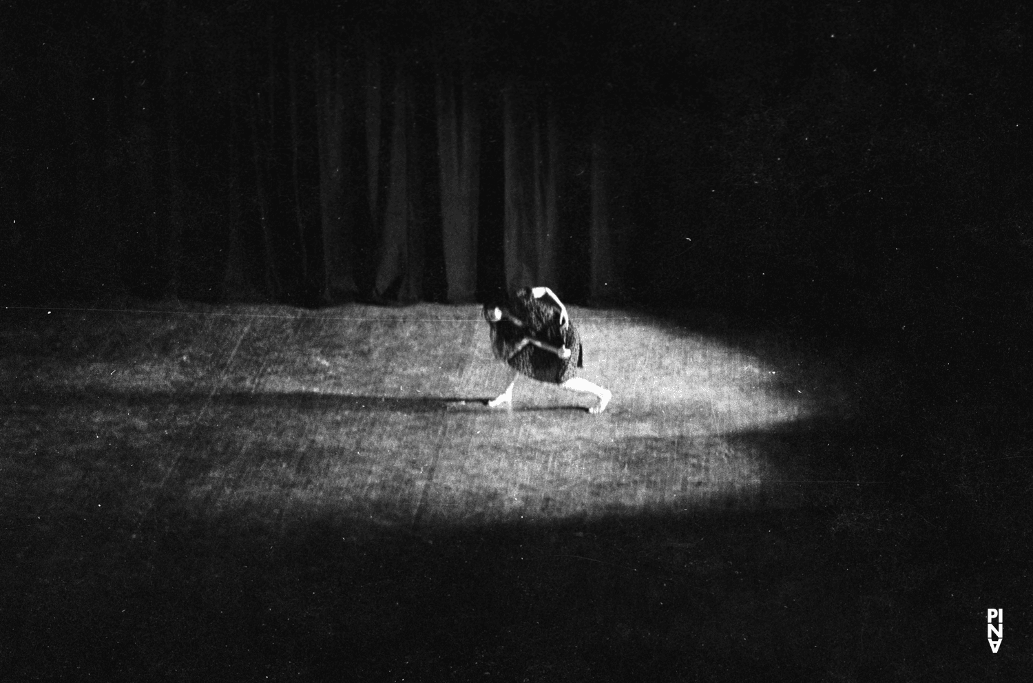 Pina Bausch in „Wiegenlied“ von Pina Bausch