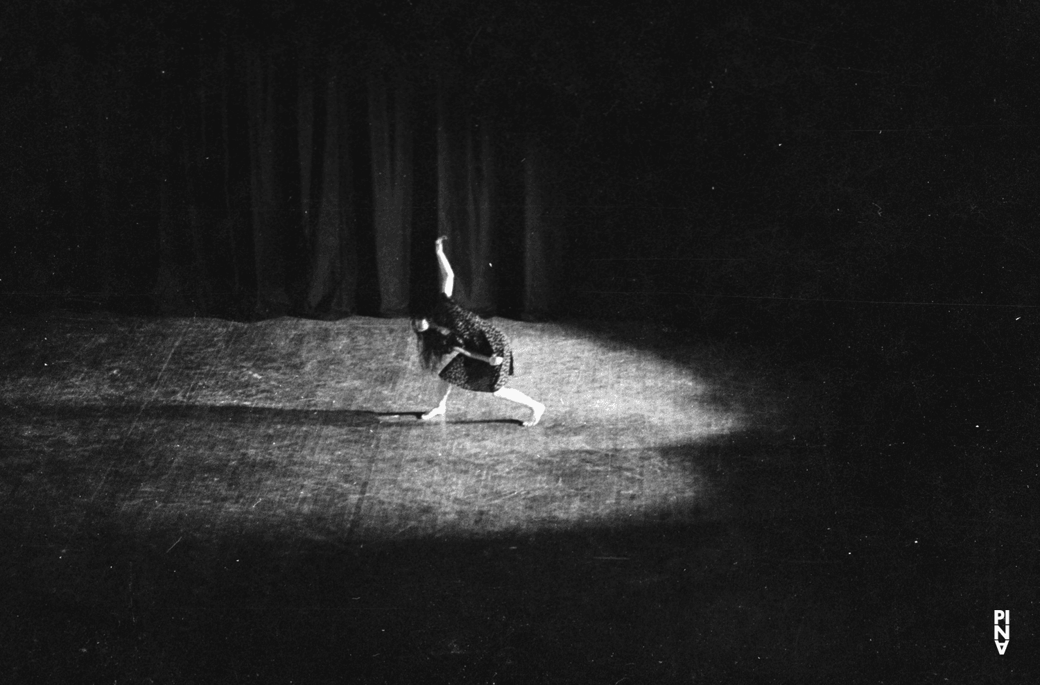 Pina Bausch in „Wiegenlied“ von Pina Bausch