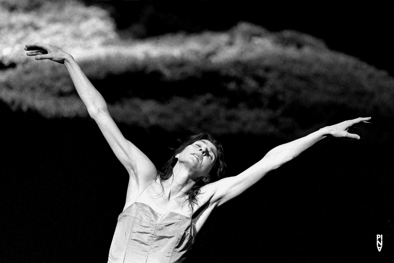 Héléna Pikon dans « Wiesenland (Terre verte) » de Pina Bausch avec Tanztheater Wuppertal au Théâtre de la Ville Paris (France), 6 juin 2001