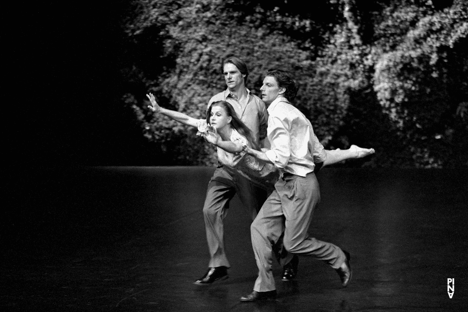 Pascal Merighi, Barbara Kaufmann et Michael Strecker dans « Wiesenland (Terre verte) » de Pina Bausch avec Tanztheater Wuppertal au Théâtre de la Ville Paris (France), 6 juin 2001