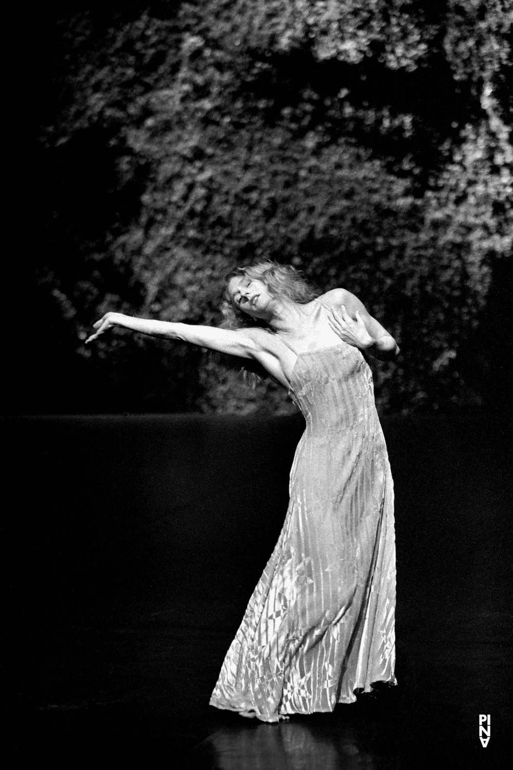 Julie Shanahan dans « Wiesenland (Terre verte) » de Pina Bausch avec Tanztheater Wuppertal au Théâtre de la Ville Paris (France), 6 juin 2001