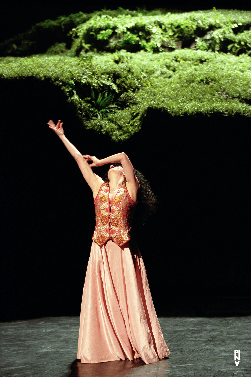 Aida Vainieri dans « Wiesenland (Terre verte) » de Pina Bausch avec Tanztheater Wuppertal au Théâtre de la Ville Paris (France), 6 juin 2001