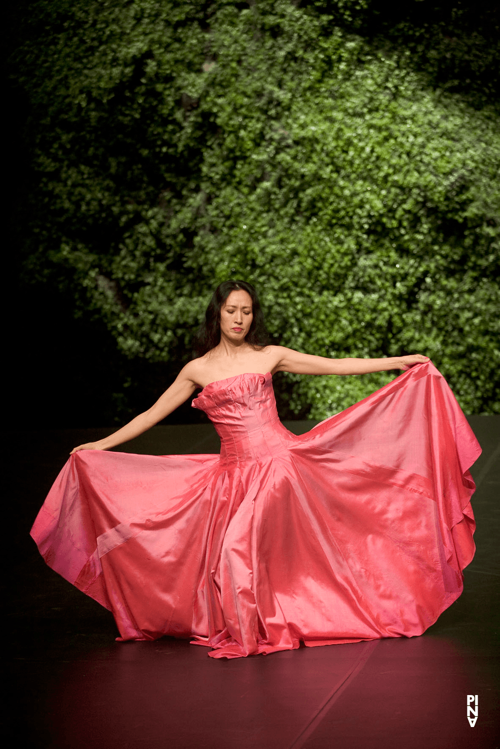Nayoung Kim dans « Wiesenland (Terre verte) » de Pina Bausch avec Tanztheater Wuppertal au Théâtre de la Ville Paris (France), 6 janvier 2009