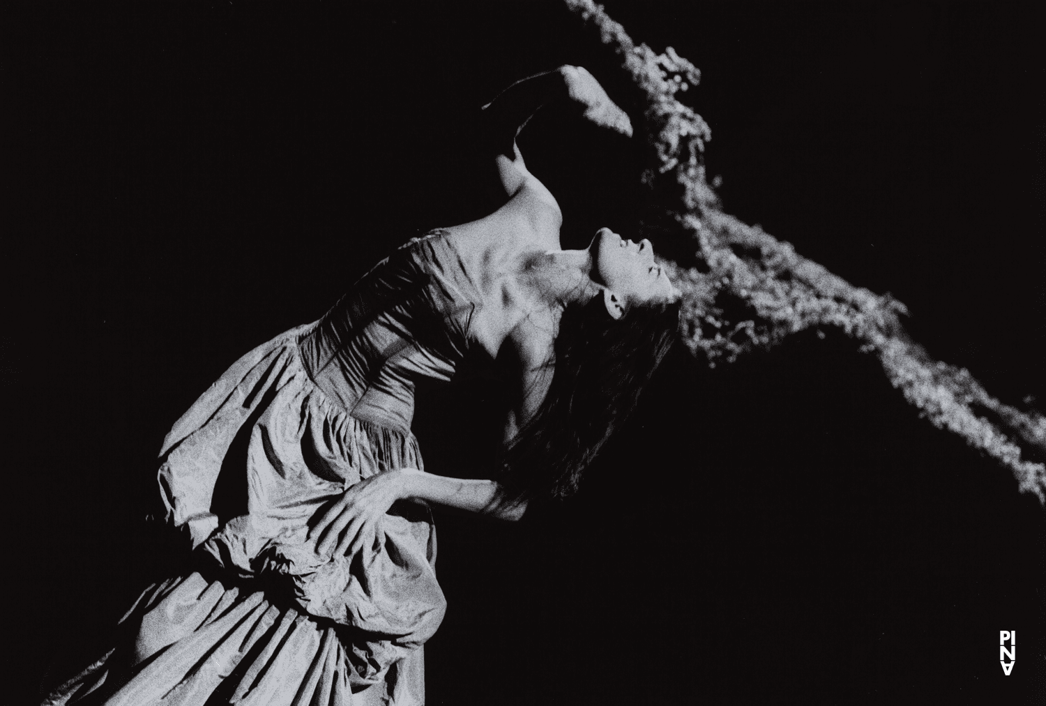 Héléna Pikon in “Wiesenland” by Pina Bausch