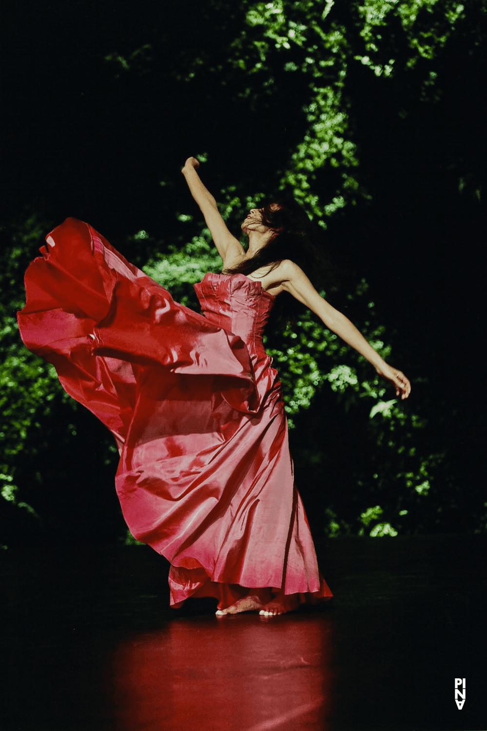Nayoung Kim dans « Wiesenland (Terre verte) » de Pina Bausch