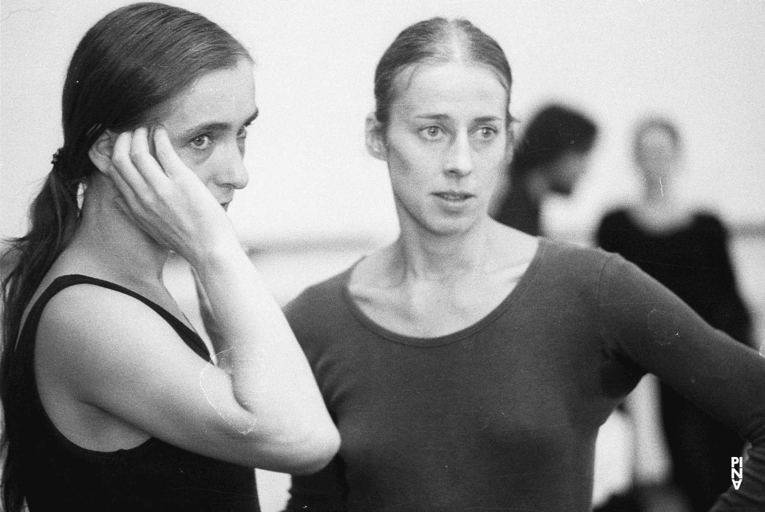 Tjitske Broersma und Pina Bausch in „Wind von West“ von Pina Bausch