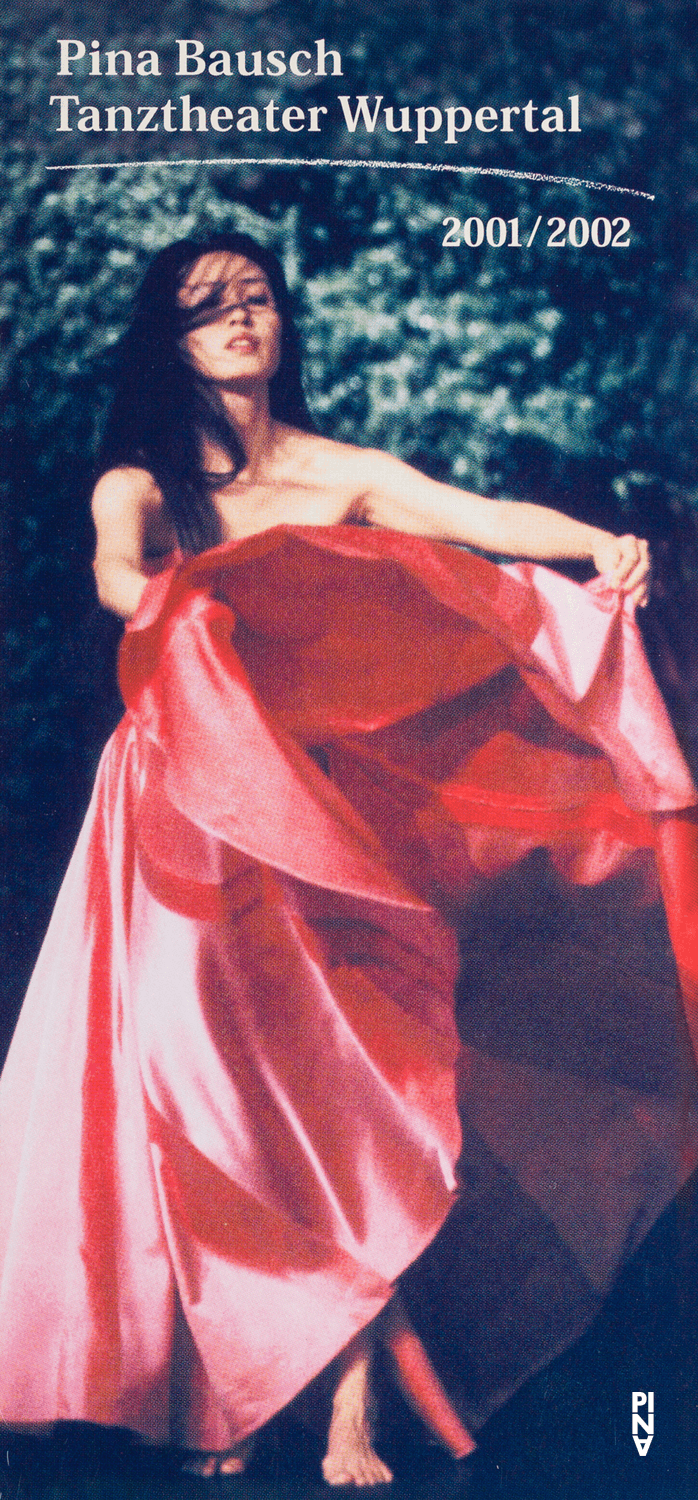 Programme de la saison pour « Água », « Der Fensterputzer (Le laveur de vitres) », « Les Sept Péchés capitaux » et autres de Pina Bausch avec Tanztheater Wuppertal et « Kontakthof. Avec des dames et messieurs de plus de 65 ans » de Pina Bausch avec Kontakthof-Ensemble Damen und Herren ab ´65 à Anvers, Londres, Paris et autres, 31 août 2001 – 30 juin 2002