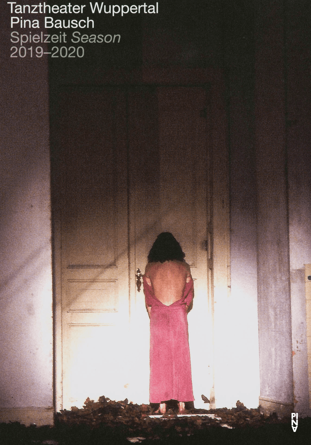 Programme de la saison pour « Seit sie » de Dimitris Papaioannou avec Tanztheater Wuppertal, « "... como el musguito en la piedra, ay si, si, si ..." (Comme la mousse sur la pierre) », « Nelken (Les œillets) », « Wiesenland (Terre verte) » et autres de Pina Bausch avec Tanztheater Wuppertal et « Le Sacre du printemps » de Pina Bausch avec Ensemble Sacre du Printemps à Catanzaro, Chicago, Londres et autres, 13 sept. 2019 – 28 juin 2020