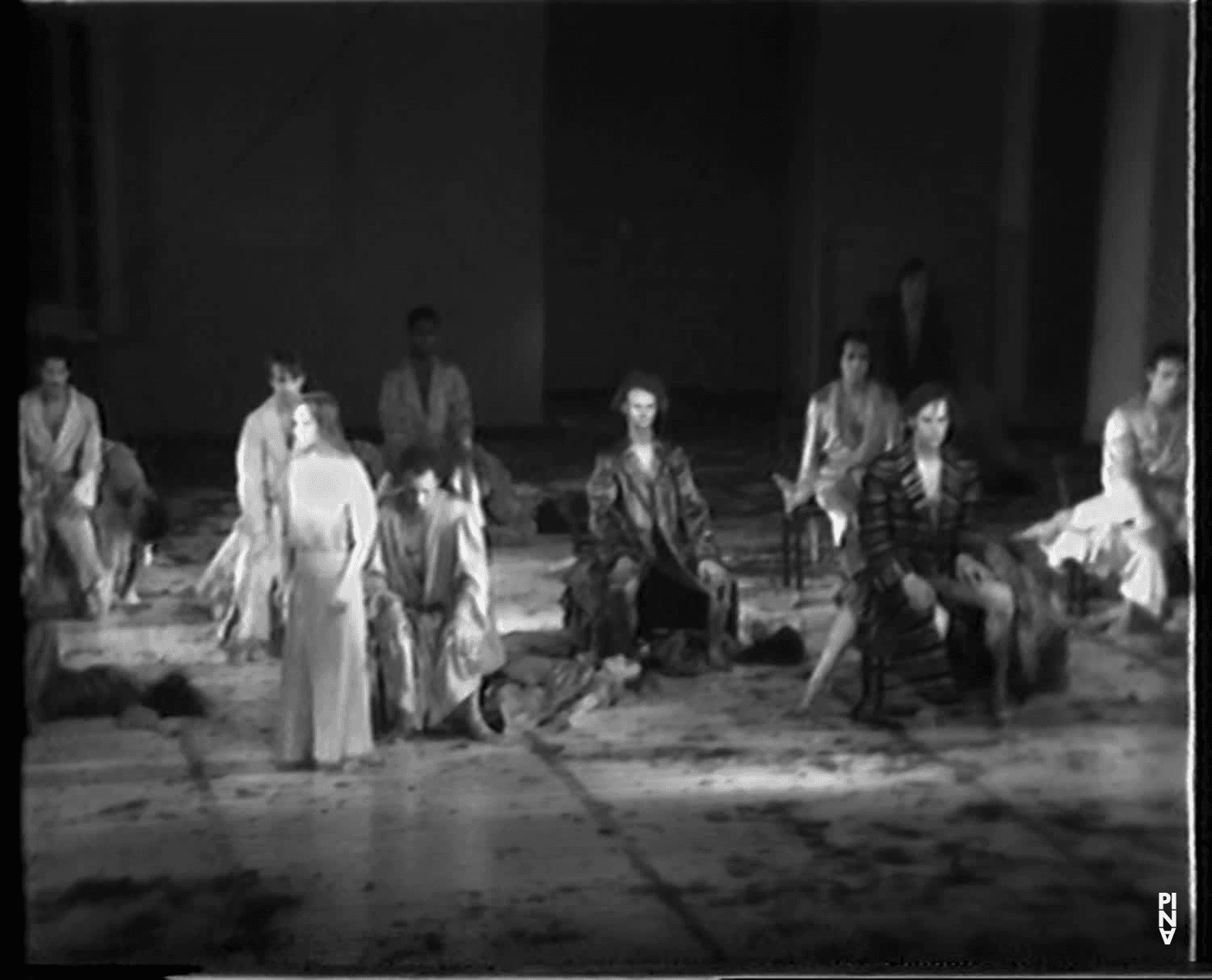 « Barbe-Bleue. En écoutant un enregistrement sur bande magnétique de l’opéra de Béla Bartók « Le Château de Barbe-Bleue » » de Pina Bausch avec Tanztheater Wuppertal Wuppertal (Allemagne), 24 février 1977 (3/3)