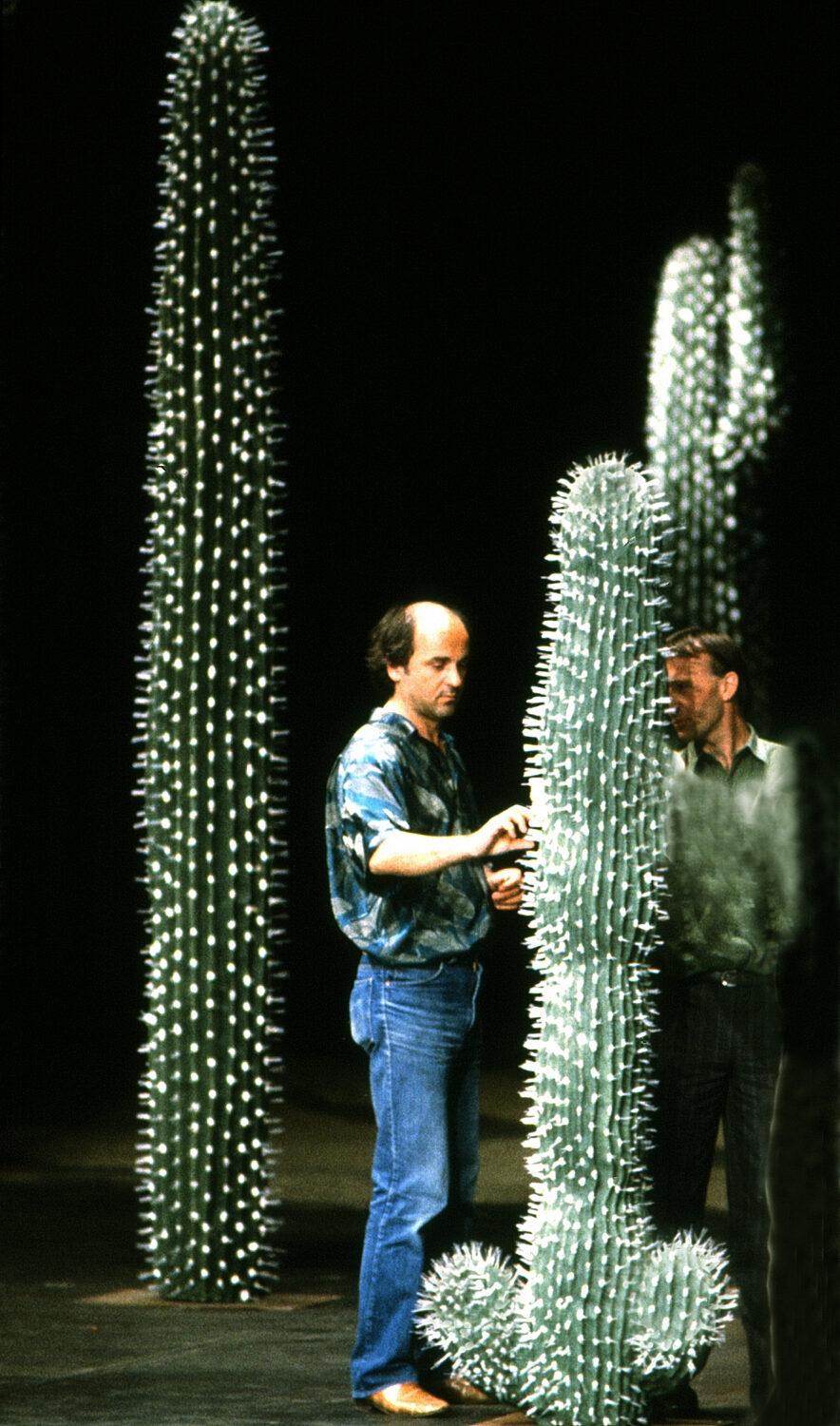 <p>Peter Pabst im Bühnenbild von „Ahnen“</p>